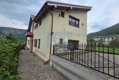 Casă cu 6 camere cu Teren 1361 Mp în Dubova - 2