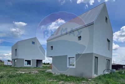 Casa / Vila - 132,5 mp , teren - 264 mp / zona Carcea - 3