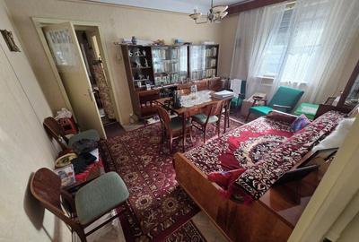 Apartament cu 3 camere semidecomandat în Central - 1