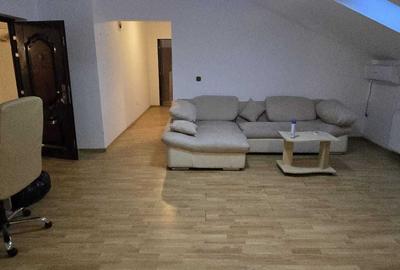 Apartament cu 3 camere semidecomandat în Central - 1