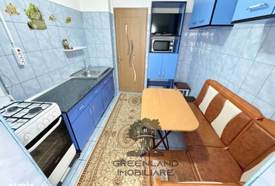 Apartament cu 3 camere decomandat în Podul de Fier