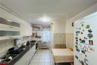 Ap decomandat, cu 4 camere, pivnita, balcon, etaj 3/4 - Strand - 2