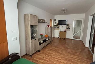 Apartament cu 3 camere semidecomandat, mobilat în Micro 19 - 1