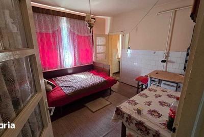 Casă cu 4 camere cu Teren 100 Mp în Central - 1