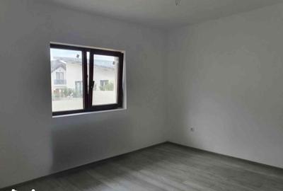 Casă cu 4 camere cu Teren 250 Mp în Malu Mare