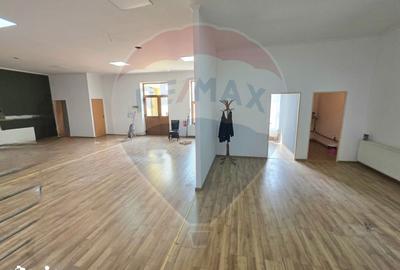 Spațiu comercial, de 179 mp, în Central - 6