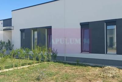 Casă cu 4 camere cu Teren 608 Mp în Săbăreni