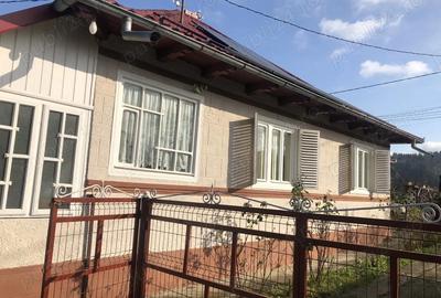 Casă cu 3 camere cu Teren 2400 Mp în Central - 2