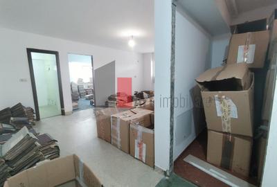 Apartament cu 3 camere semidecomandat în Vitan