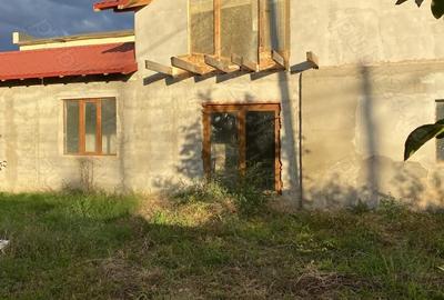 Casă cu 4 camere cu Teren 700 Mp în Central - 1