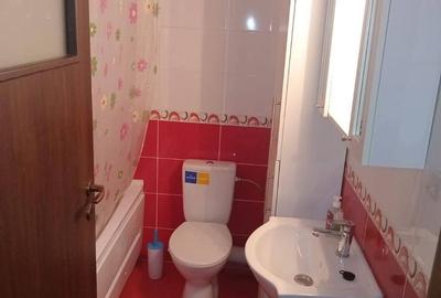 Apartament cu 3 camere decomandat în Roșu