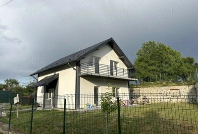 Casă cu 6 camere în Dobrotu - 1