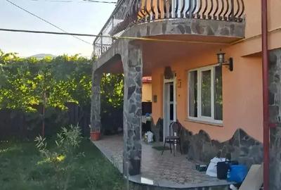 Casă cu Teren 380 Mp în Central - 2