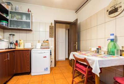 Apartament cu 3 camere semidecomandat în Romană