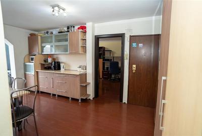 Apartament cu 3 camere decomandat în Valenta