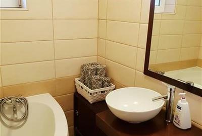 Apartament cochet, doua camere, structura decomandata,  priveliste spre munte, R - 13