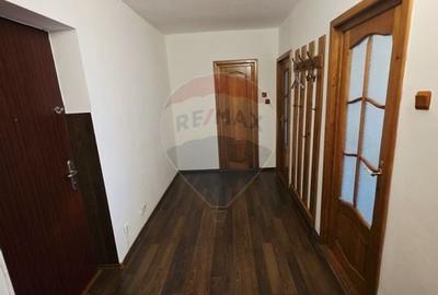 Apartament cu 2 camere de vanzare in zona 1 Mai - 17