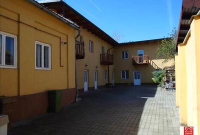 Casă individuală cu 20 camere cu Canalizare în Central - 1