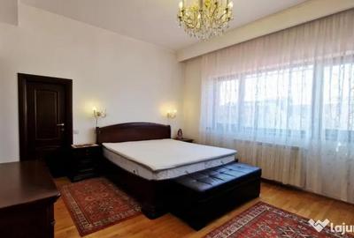 Casă cu 8 camere cu Canalizare în Central