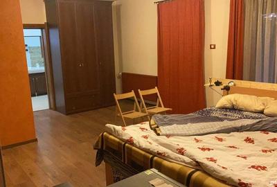 Proprietarul inchiriaza o camera de 40 m - 5