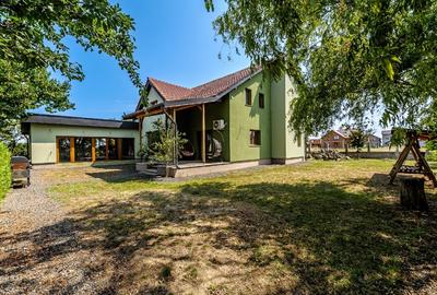 Casă individuală cu 4 camere cu Canalizare în Central - 1