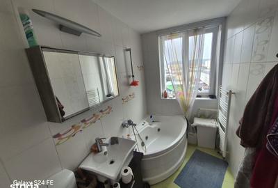 Apartament cu 3 camere decomandat în Dărmănești - 1