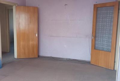 Apartament cu 3 camere semidecomandat în Rahova - 1
