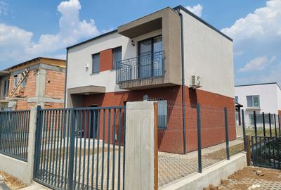 Proprietar - Single 4 camere, 340 mp, curte compacta, autobuz - metrou - 2