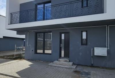 Duplex de vanzare in Rasinari - 4 camere, 2 bai, loc parcare, predare la alb