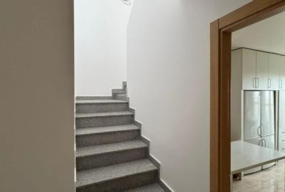 Penthouse cu 4 camere decomandat în Basarabia