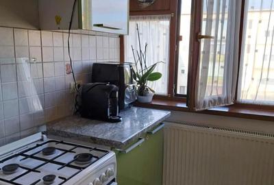Apartament cu 4 camere decomandat în Confecții - 1
