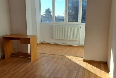 Se vinde un apartament cu 4 camere decomandat, situat în zona Port – Centru, - 2