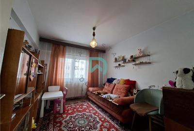 Apartament cu 3 camere semidecomandat în Tractorul - 16
