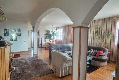 Apartament cu 3 camere semidecomandat în Central - 2