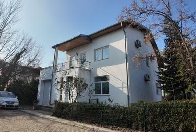 Casă spațioasă în cartier privat – 210 mp utili, Sector 6, zona Apusului