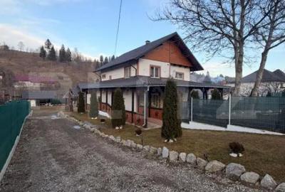 Casă cu 5 camere cu Teren 2000 Mp în Central