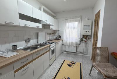 Apartament cu 3 camere, 2 bai si 2 balcoane, decomandat et , cartier MV1 - 1
