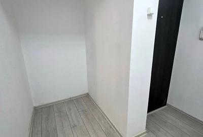De vanzare apartament cu 4 camere, zona Pietei, complet renovat, 76.490 euro - 2