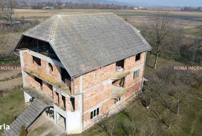 Casă cu 10 camere cu Teren 2300 Mp în Sălsig - 1