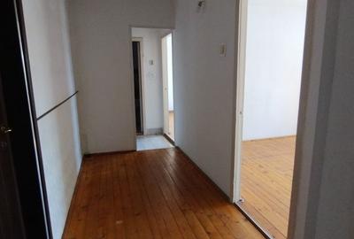Apartament 3 camere; etaj 1; micro 11; Certif. Energ. clasa A - 1