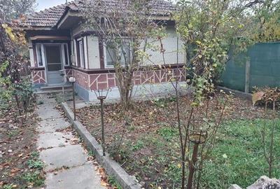 Casa batraneasca cu teren generos in centrul comunei Ciolpani aproape de partea - 3