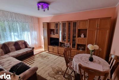 Apartament cu 3 camere în Decebal