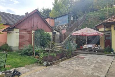 Casă cu 4 camere cu Canalizare în Central - 2