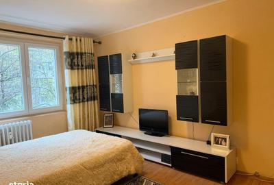 Apartament cu 3 camere semidecomandat în Costin Georgian
