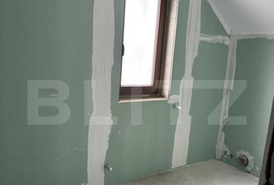 Casă cu 7 camere cu Teren 400 Mp în Central