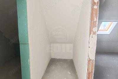 Apartament cu 3 camere semidecomandat în Sud