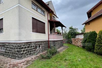 Casa 274 mp, teren 443 mp, zona centru LIVADA, pretabila si - 18