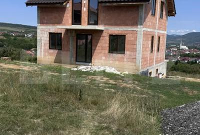 Casă cu 4 camere cu Teren 500 Mp în Dej - 1