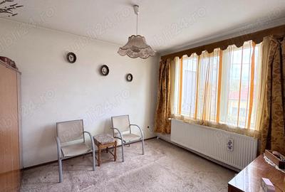 Casă cu 4 camere cu Teren 300 Mp în Central - 1