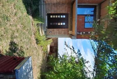 Casă în Bradu - 1